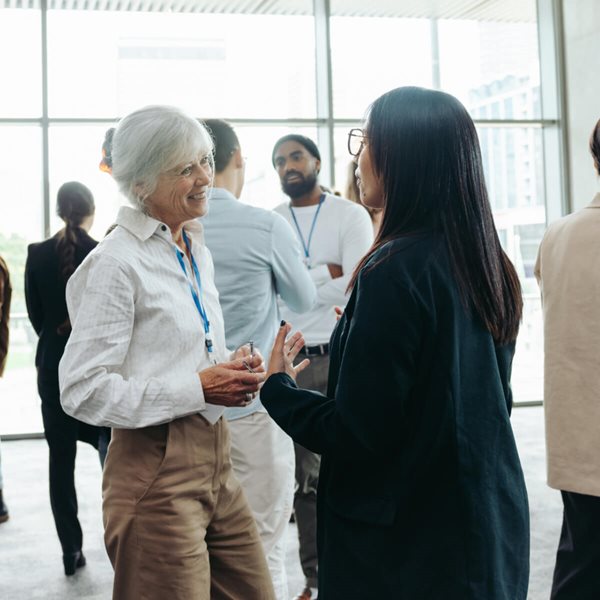 Dos mujeres en un evento para establecer contactos