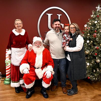 Santa y la señora Claus con una familia