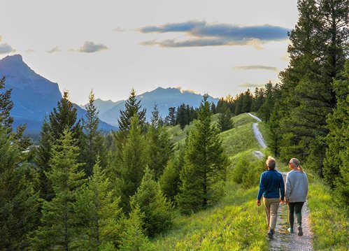 Pareja caminando por un sendero en una montaña