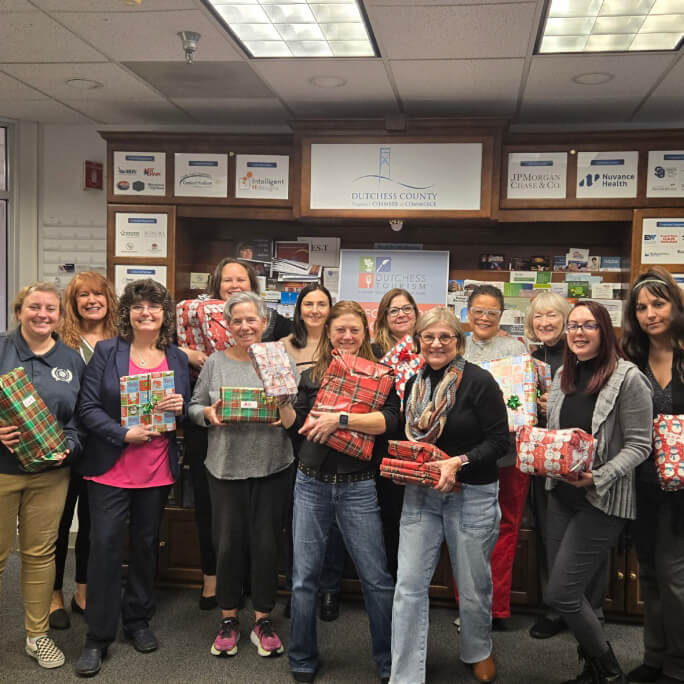 Voluntarios envolviendo regalos