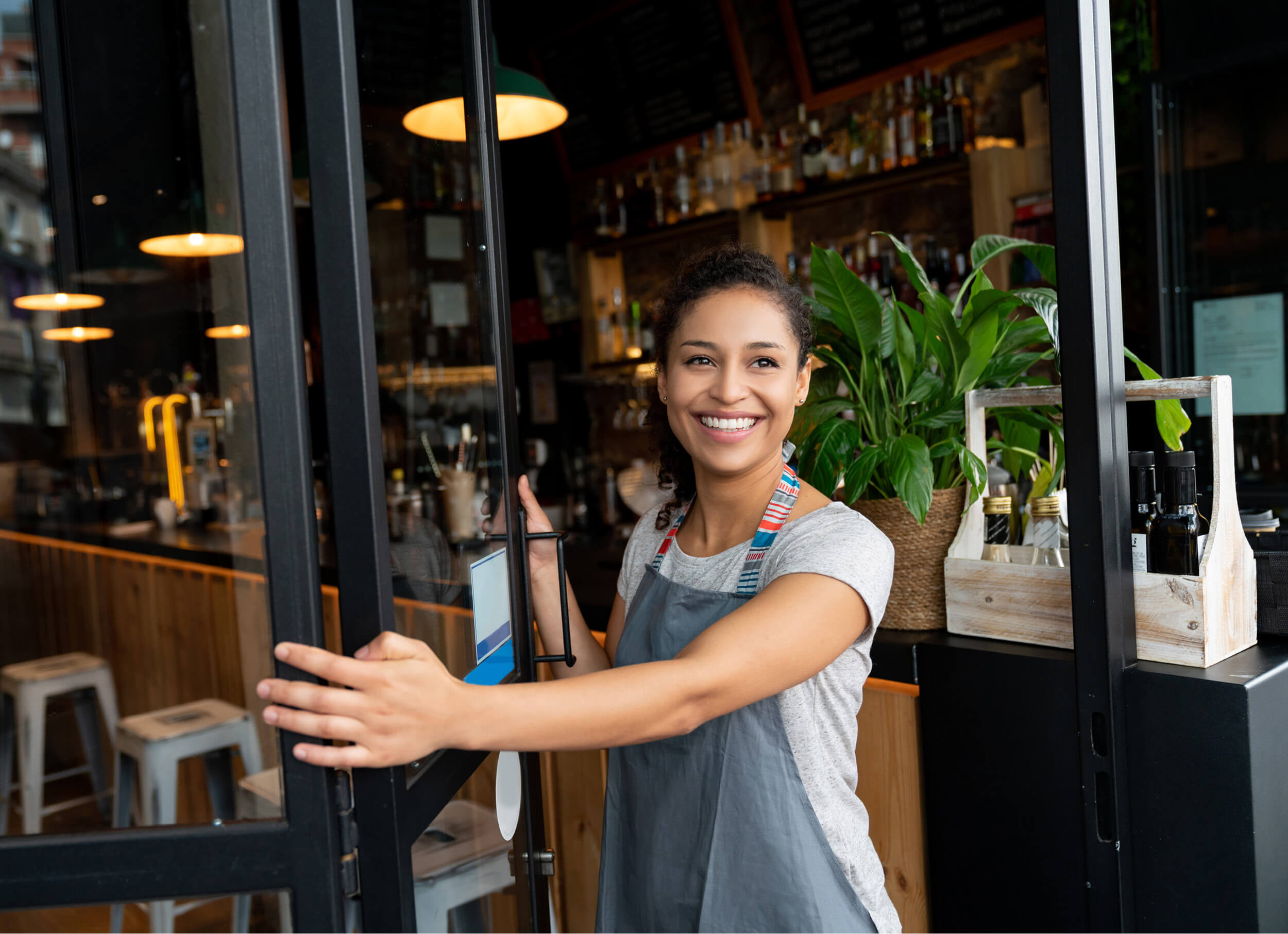 Dos niños en la parte de atrás de un auto rojo.