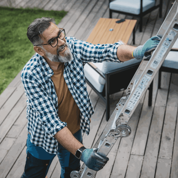 pareja feliz mirándose con artículos para pintar
