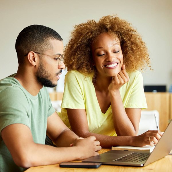 Pareja mirando una laptop